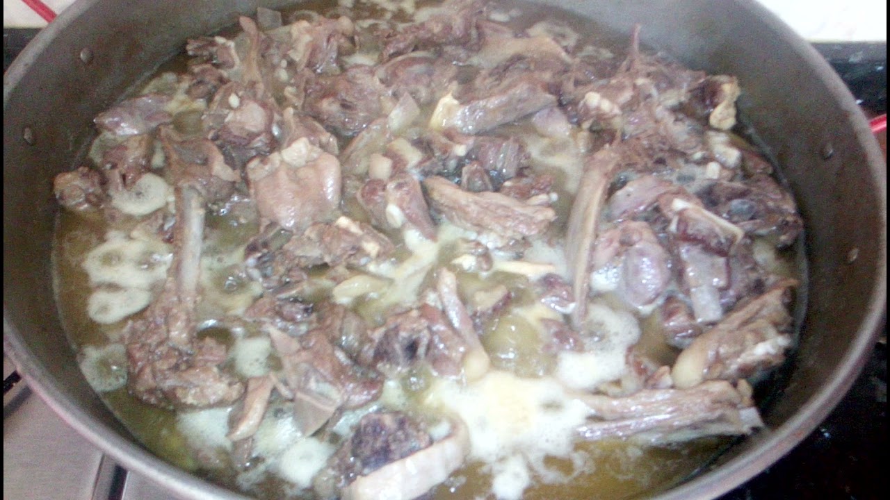 cordero frito con ajos y vino blanco