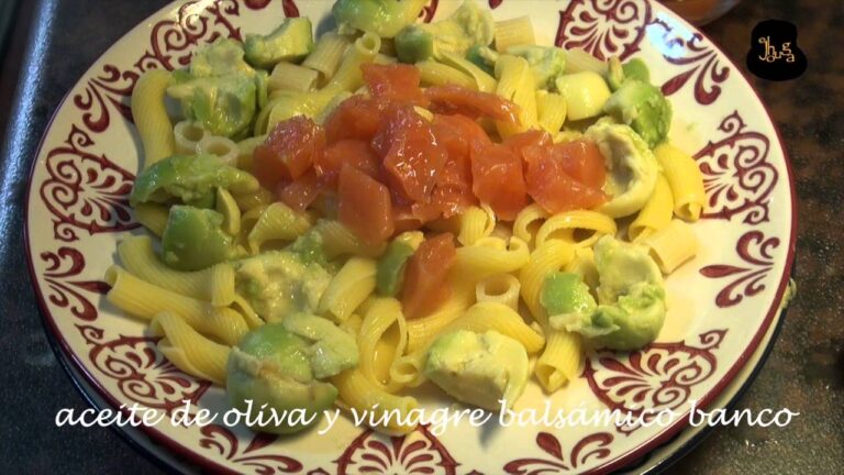 ensalada de pasta con salmon y aguacate