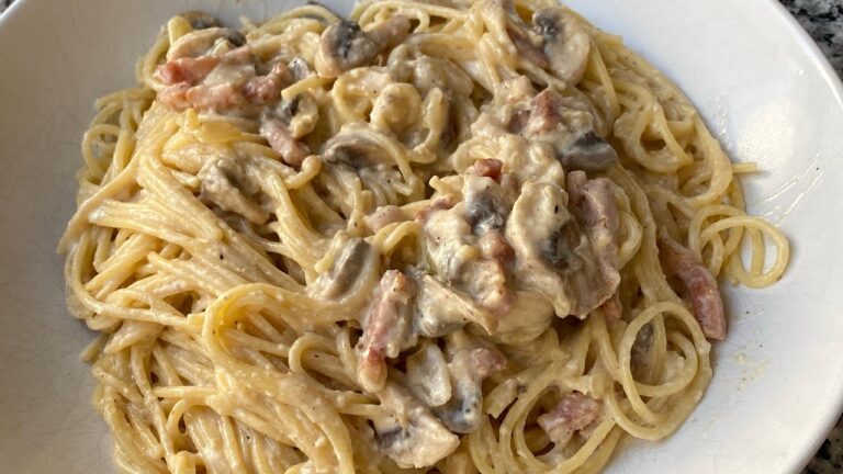espaguetis a la carbonara con nata bacon y champiñones