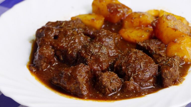 guiso de carne o pescado cocinado a fuego lento