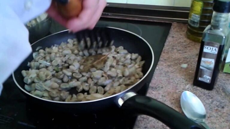 habas fritas con cebolla y huevo