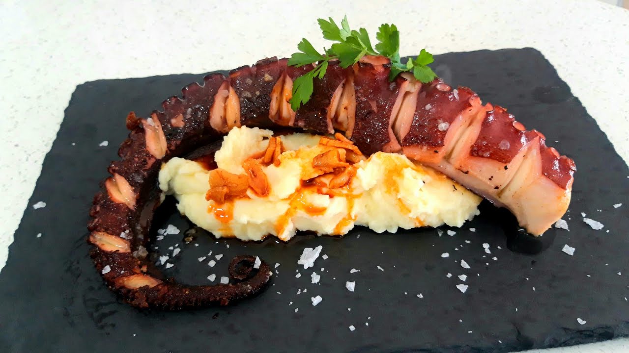 pulpo a la plancha con puré de patatas al pimentón