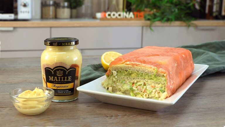 rollitos de pan de molde con salmón y aguacate